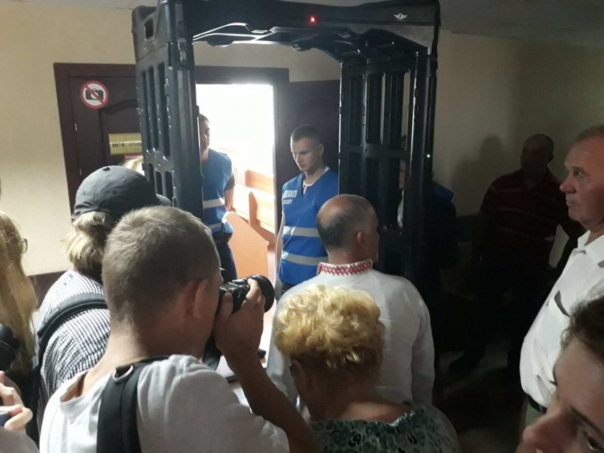Igor Komlik entering the court room. Photo courtesy of http://praca-by.info