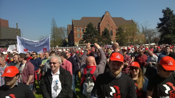 11 de abril de 2016: En Duisburg, sede de las mayores plantas siderúrgicas de ThyssenKrupp, se reunieron 16.000 trabajadores siderúrgicos para demostrar que están unidos en defensa de la gran industria siderúrgica de Europa y Alemania, y que no aceptarán la desindustrialización de Europa. 