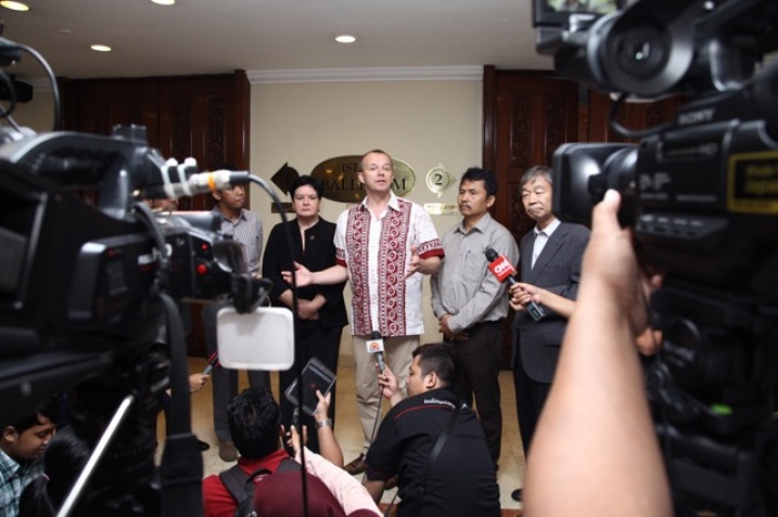 IndustriALL’s Jyrki Raina supports the Indonesian minimum living wage demands at a press conference with ITUC’s Sharan Burrow and Noriyuki Suzuki, KSPI’s Said Iqbal and KSBSI’s Eduard Marpaung.