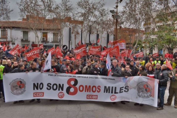 Les manifestants ont marché dans les rues de Getafe dans la banlieue de Madrid pour envoyer un message fort aux tribunaux au début du procès. Photo: Cumbre Social