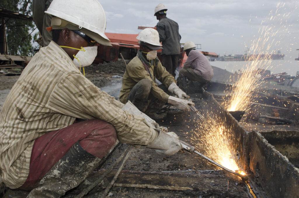 Des travailleurs sur un des nombreux chantiers de démolition de navires de Chittagong au Bangladesh. Photo : IndustriALL, 2015