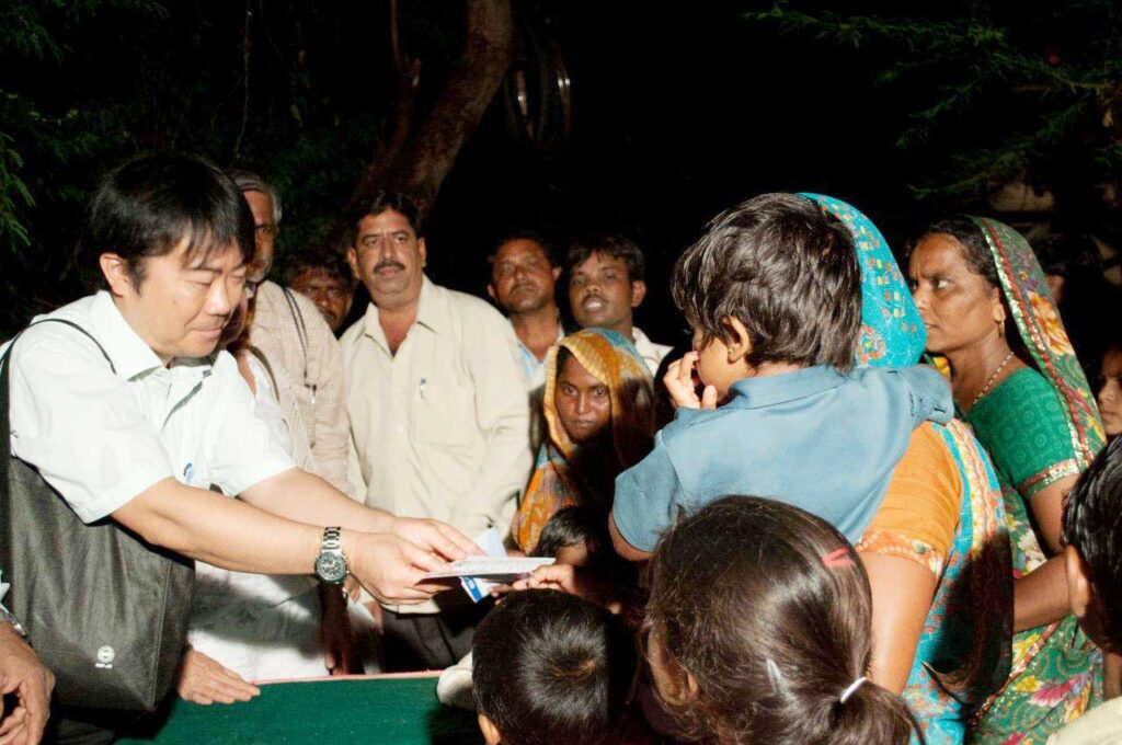 IndustriALL's Kan Matsuzaki hands over pension papers to shipbreaking workers' families