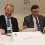 Jyrki Raina, d'IndustriALL, et le P-DG de Total, Patrick Pouyanné, signent un accord qui fera date et protégera 100.000 salariés de Total. Source : WEF/Benedikt von Loebell