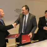 Jyrki Raina et Patrick Pouyanné échangent les accords signés. Source : WEF/Benedikt von Loebell