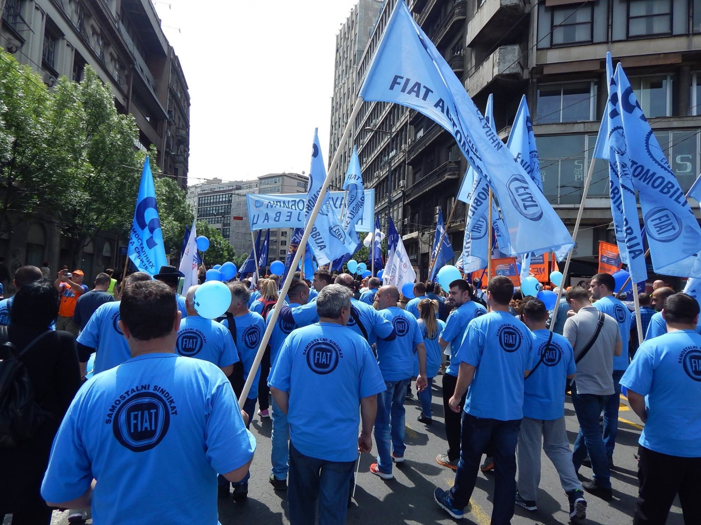 Two thousand Serbian FIAT workers take strike action | IndustriALL