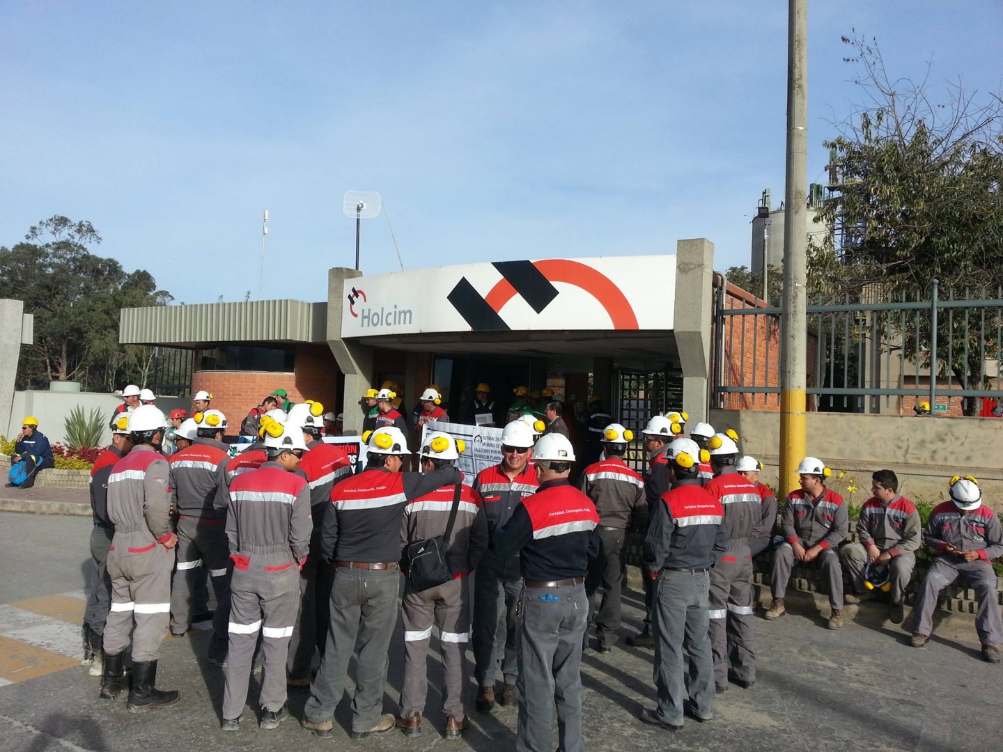 Lafarge and Holcim workers mobilize for health and safety IndustriALL