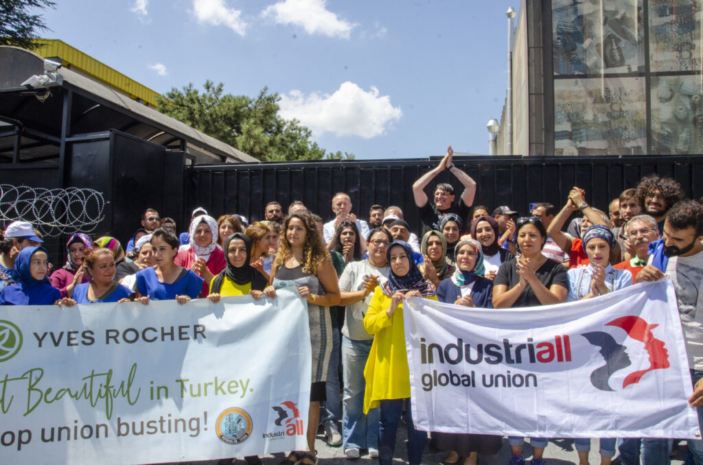 Des travailleur·euses et des représentant·es d'IndustriALL protestent contre le brisage de syndicat chez Yves Rocher en Türkiye
