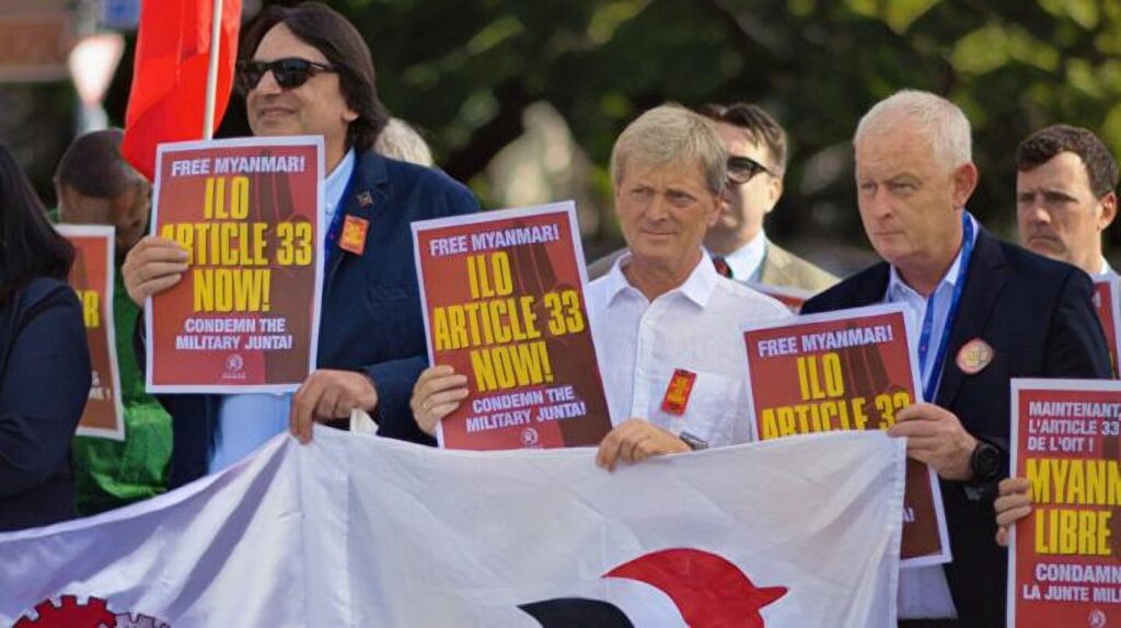 Kemal Özkan, Atle Høie et Luc Triangle tenant des pancartes « Free Myanmar » lors d'une manifestation devant les Nations Unies à Genève, 2024.