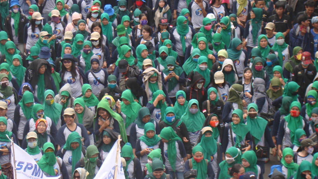 Des travailleuses du secteur de l'habillement lors d'un rassemblement syndical à Jakarta, Indonésie