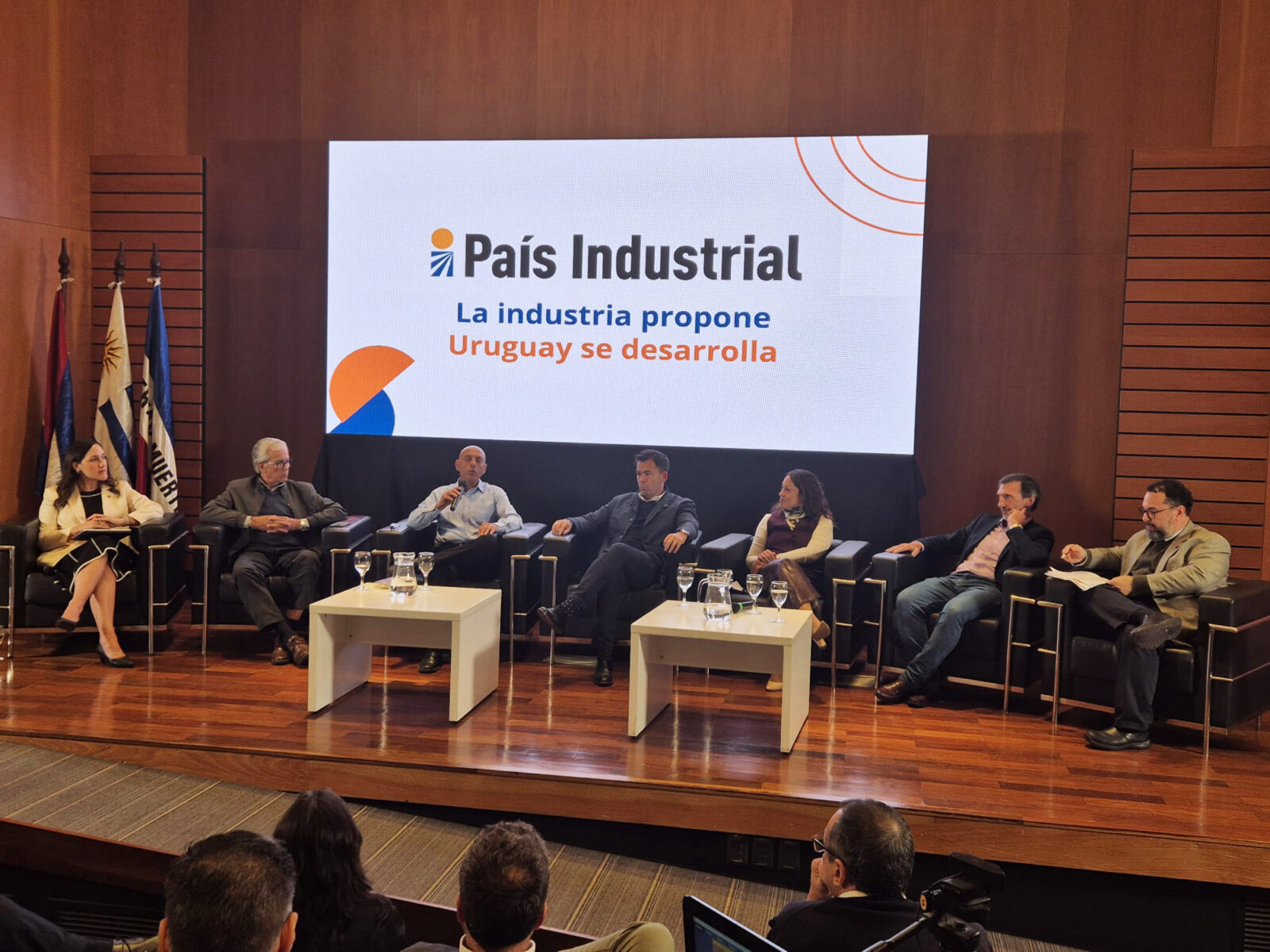 Evento de lanzamiento de iniciativa tripartita País Industrial en Uruguay