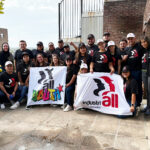 El Comité regional de jóvenes de IndustriALL de América Latina y el Caribe con banderas de IndustriALL y de los jóvenes de IndustriALL en Montevideo