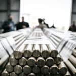Barras metálicas almacenadas en una planta industrial del sector de metales básicos.