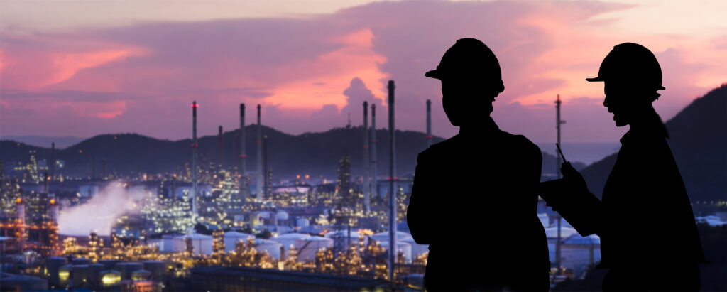Shutterstock: imagen de archivo de trabajadores de una refinería de petróleo