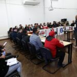 Un expositor se dirige a las y los participantes durante una sesión del Seminario Sectorial de Movilidad del Proyecto SASK – Industria y trabajo decente: una agenda sindical para la transición justa, organizado por IndustriALL Global Union y SASK para fortalecer la acción sindical frente a los desafíos de la transición justa.
