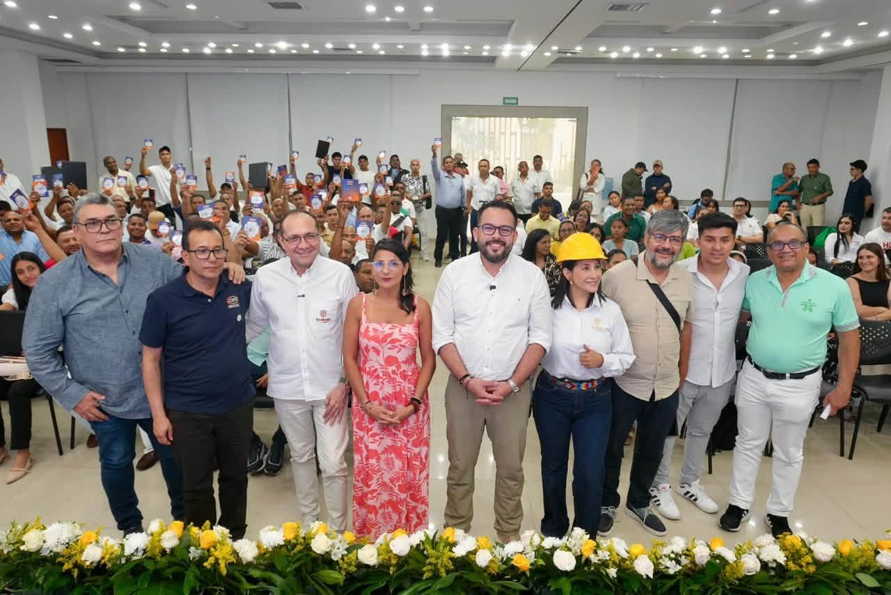 Representantes del Gobierno de Colombia, dirigentes sindicales y trabajadores posan junto al público durante la firma del Gran Pacto por la Reconversión Laboral y Productiva en Valledupar.
