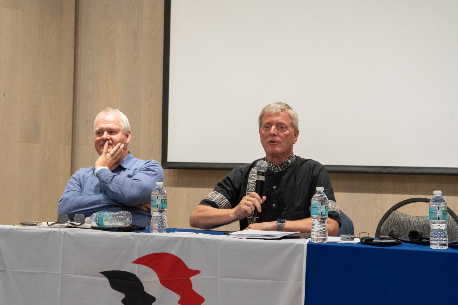 El secretario general de IndustriALL, Atle Hoie y el Director de las industrias automotriz y aeroespacial de IndustriALL, Georg Leutert, hacen una presentación durante el seminario sobre derechos sindicales en México.