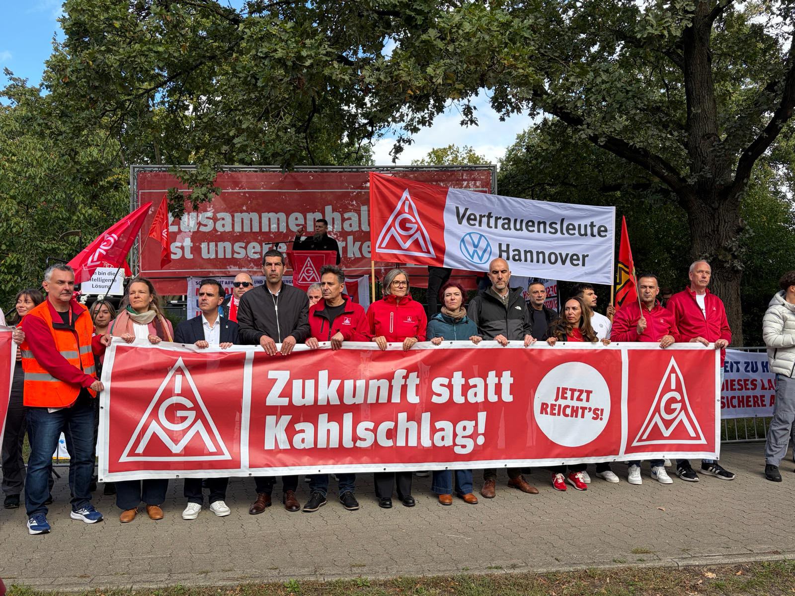 Les membres d'IG Metall et les délégué·es de Volkswagen se mobilisent contre les suppressions dans l'industrie automobile allemande et réclament un avenir pour leurs emplois.