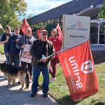 Miembros de Unifor se mantienen firmes en el piquete de la planta de Saint-Gobain en Plattsville, Canadá