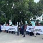 Malaysia: paper workers raise signs at picket for collective agreement