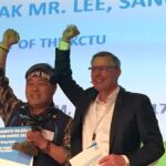 Председатель FNV Хан Баскер вручает награду Ли Сан Цзиню. Фото: FNV