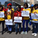 “Мы требуем равной оплаты за равный труд”, “Обращайтесь с женщинами уважительно”