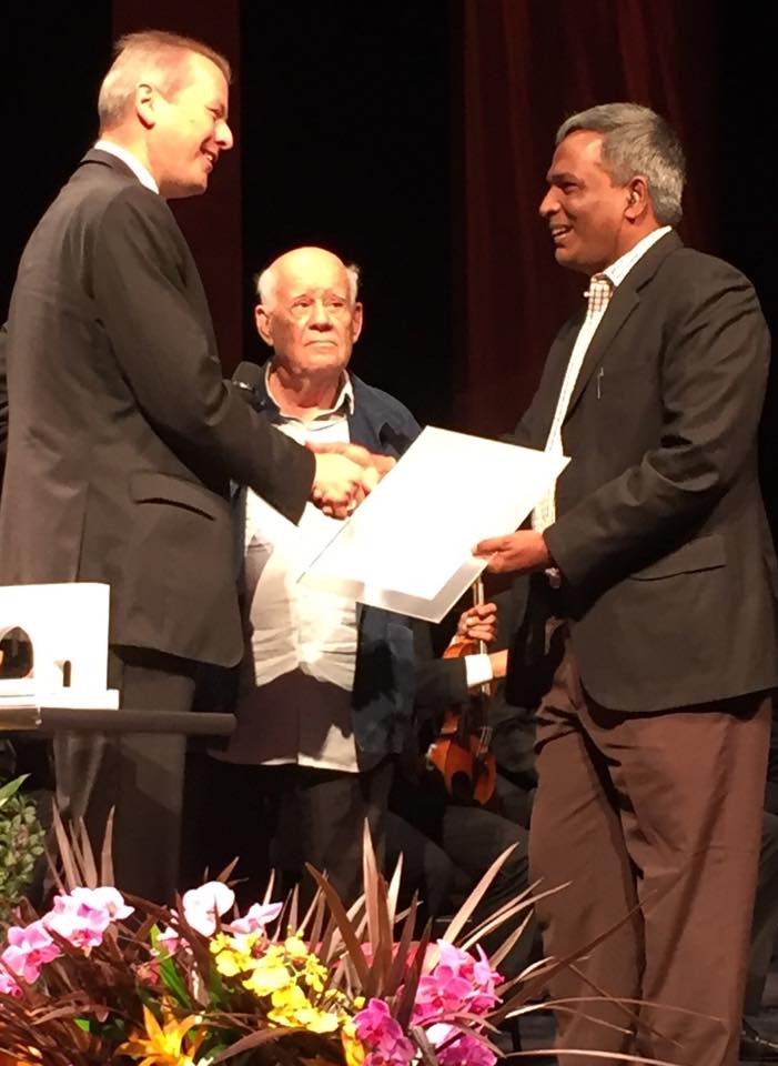 Amirul Haque Amin, president of IndustriALL affiliate National Garment Workers Federation (NGWF) in Bangladesh receiving the Nuremberg International Human Rights Award.