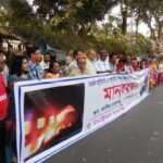 Живая цепь в Дакке, организованная 24 ноября в память о погибших при пожаре на фабрике Tazreen 