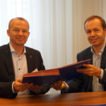 IndustriALL's Jyrki Raina (left) and Umicore CEO Marc Grynberg renew the sustainable agreement in Brussels, October 2015. 