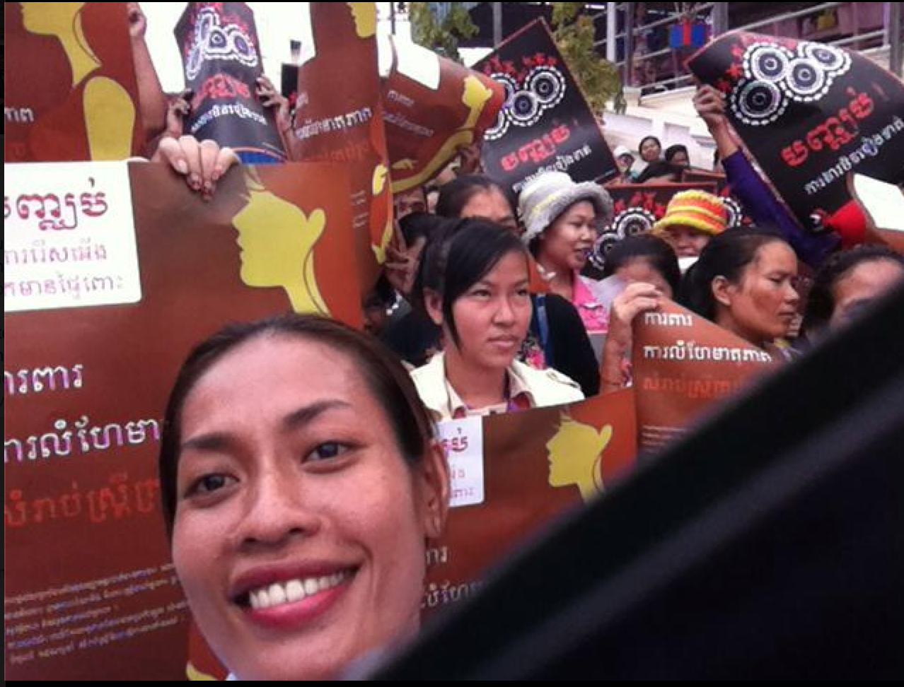 Instantes en que trabajadoras y trabajadores de la confección de Camboya protestaban contra el trabajo precario, 7 de octubre de 2015.