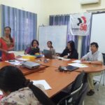 Участники обсуждают вопросы охраны материнства. 