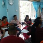 Участники обсуждают вопросы охраны материнства. 