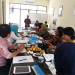 Участники обсуждают вопросы охраны материнства. 