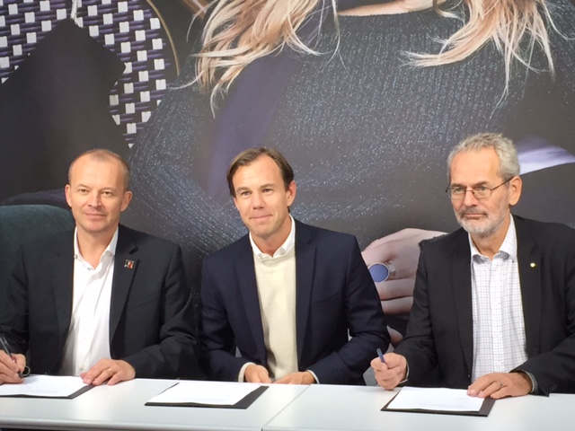 Jyrki Raina, IndustriALL, Karl-Johan Persson, H&M, Anders Ferbe, IF Metall, signent l’ACM.