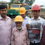 Директор IndustriALL по сектору судостроения и утилизации судов Кан Мацузаки рассказывает рабочим верфей по утилизации судов в Читтагонге о глобальной кампании за ратификацию Гонконгской конвенции.