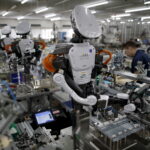 Los robots humanoides trabajan codo a codo con los empleados de la cadena de montaje en una fábrica en Japón. Reuters/Issei Kato