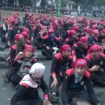 Членские организации IndustriALL организовали мирную акцию протеста против новых правил, исключающих профсоюзы из процесса установления размера минимальной зарплаты.