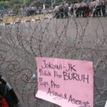 Против демонстрантов использовали заграждения из колючей проволоки.