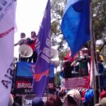 Участники протеста требуют повышения минимальной заработной платы на 2016 год и улучшения трудового законодательства.