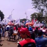 Участники протеста требуют повышения минимальной заработной платы на 2016 год и улучшения трудового законодательства.