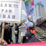 Участники протеста требуют повышения минимальной заработной платы на 2016 год и улучшения трудового законодательства.