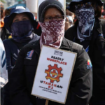 Участники протеста требуют повышения минимальной заработной платы на 2016 год и улучшения трудового законодательства.