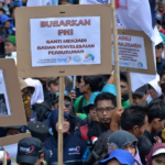 Участники протеста требуют повышения минимальной заработной платы на 2016 год и улучшения трудового законодательства.