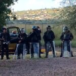 Alors que les observateurs s'approchent paisiblement pour poser des questions, les forces anti-émeute se déploient. 