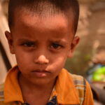 Con seis años de edad, Muhammad Suhail está siendo criado por sus abuelos, que viven en condiciones de pobreza, ya que su padre falleció en el incendio de la fábrica.