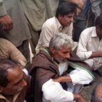 Les familles attendent des nouvelles de leurs proches coincés dans les débris de l’usine.