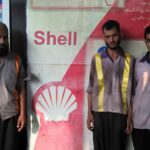 Des travailleurs de l’usine de lubrifiants de Shell Pakistan de Karachi. 