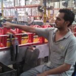 Des travailleurs de l’usine de lubrifiants de Shell Pakistan de Karachi. 