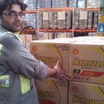 Des travailleurs de l’usine de lubrifiants de Shell Pakistan de Karachi. 