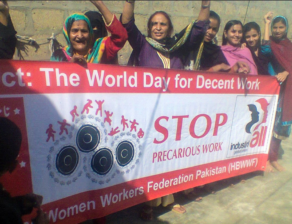 Manifestación de trabajadores y trabajadoras en Pakistán, exigiendo STOP al Trabajo Precario, 7 de octubre de 2014.