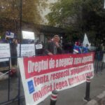 Профсоюзные активисты проводят пикет в знак протеста против трудового кодекса. 